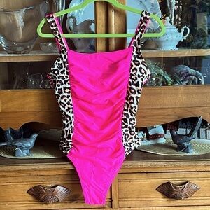 NWT Hot Pink Ruched One Piece Leopard Print Swimsuit ☀️☀️ NWT